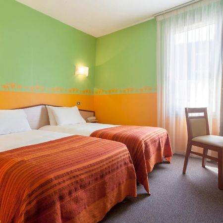 Brit Hotel Le Lion D'Or Chinon Kültér fotó